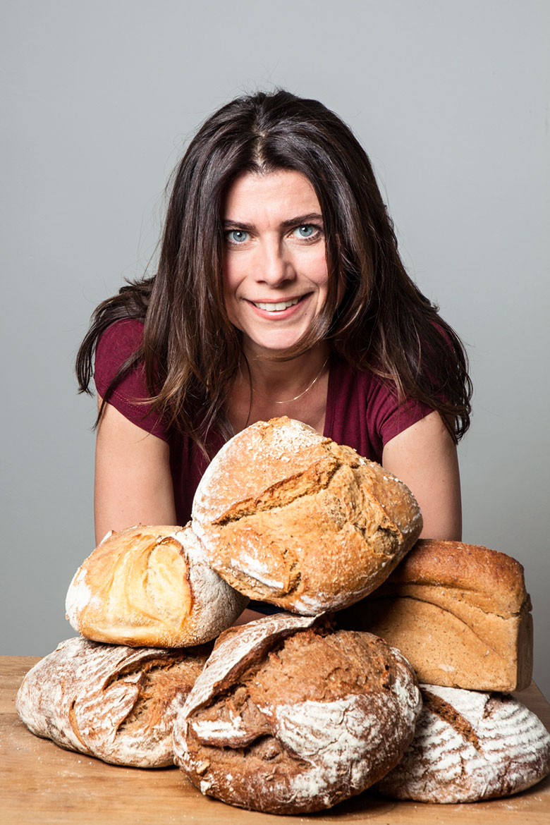 Elisabeth Ruckser mit Brot (Foto: Andrea Peller)